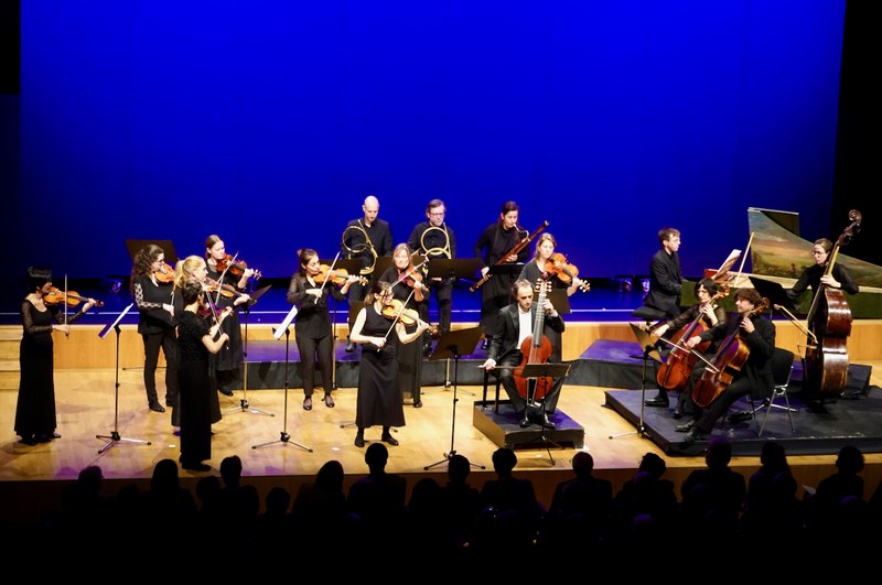 Das Concerto Stella Matutina musizierte mit dem international renommierten Gambisten und Dirigenten Vittorio Ghielmi in der Kulturbühne AmBach. Das hervorragend zusammen gestellte Programm beinhaltete viele unterschiedliche Stile und wartete mit zahlreichen überraschenden Wendungen auf.