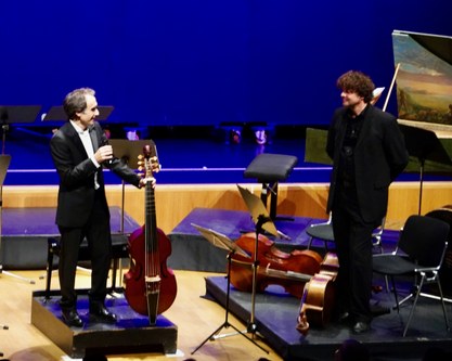 Im MIttelpunkt standen Vittorio Ghielmi und seine Kunst auf der Viola da Gamba. Im Gespräch mit Thomas Platzgummer gab er Einblicke in die Spielart des 7-saitigen Instrumentes.