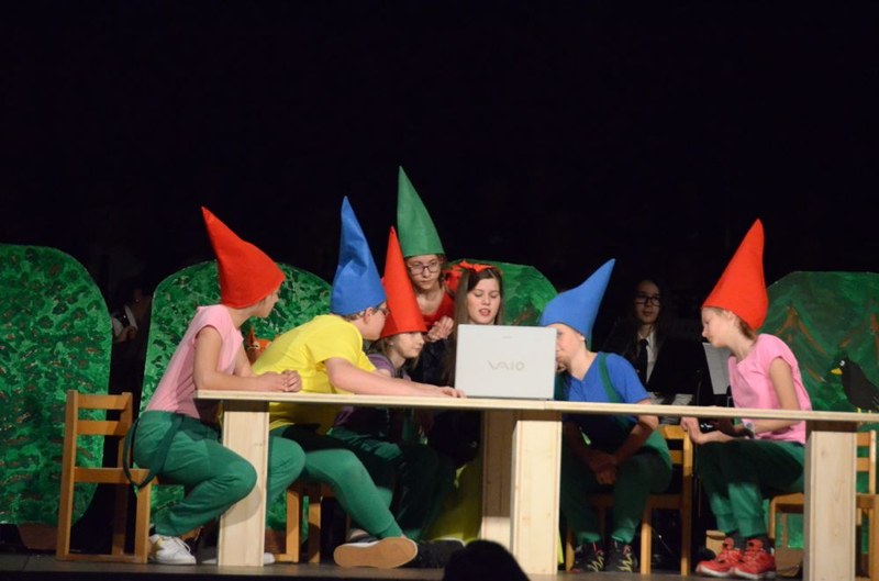 Die Jugendkapelle Lauterach, der Chor der vms Wolfurt und die Kindertheatergruppe Rampenlichtle zogen mit dem Musiktheater "Wie werden wir Schneewittchen wieder los" von Martin Schelling die Zuhörenden im voll besetzten Hofsteigsaal in ihren Bann.
