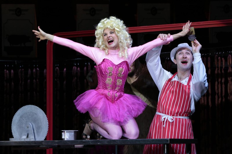 Gloria von Jaxtberg, das schönste Schwein des Alpenlandes, ist eitel und etwas dümmlich (Gillian Keith als Gloria, Andrew Dickinson als Gerhard) – Alle Fotos: Bregenzer Festspiele/Anja Köhler