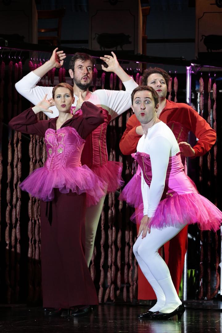 Glorias vier Gefährten auf ihrem Lebensweg schlüpfen immer wieder in neue Rollen (Jessica Walker, Andrew Dickinson, Charles Rice und Sion Goronwy)