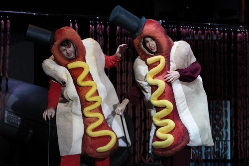 Unter dem Motto „Es ist eh schon alles Wurst“ schlüpfen zwei Darsteller sogar in die Rollen von Hot Dogs (mit viel Senf!)