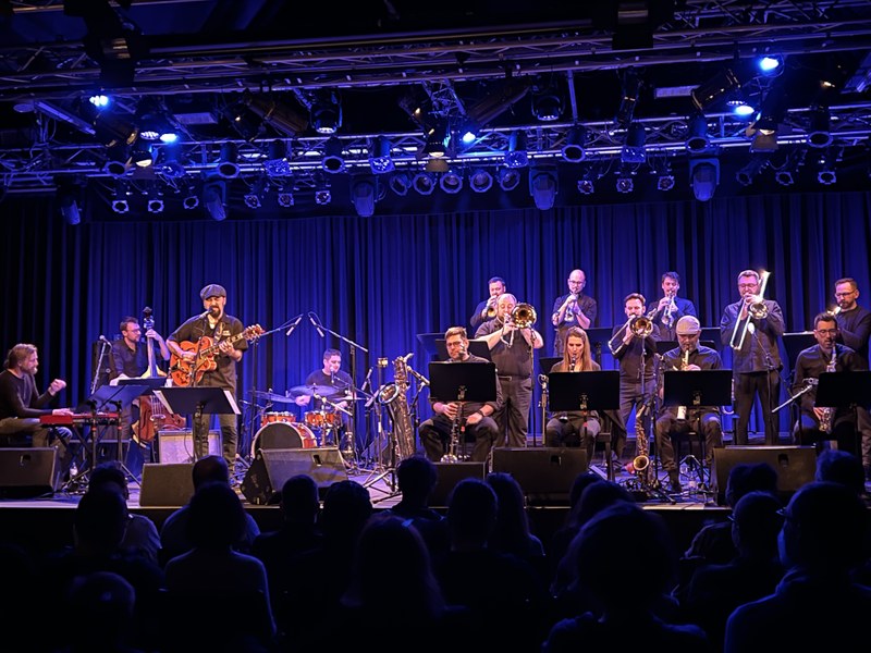 Das Jazzorchester Vorarlberg und Orges & The Ockus-Rockus Band begeisterten am Spielboden mit einem breiten musikalischen Spektrum zwischen Gipsy Swing, Balkan Sound, Jazz und Rock’n’Roll (alle Fotos © Peter Füßl)
