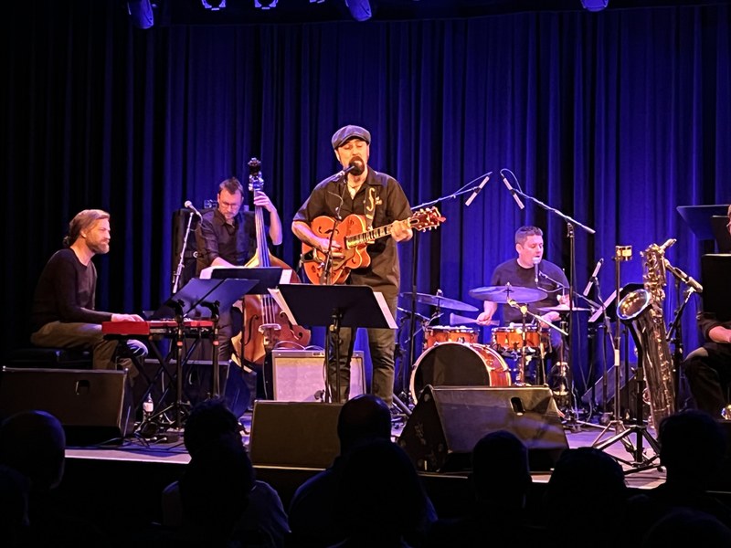 Das Trio mit dem singenden Bandleader Orges Toçe an der Gitarre, Bernd Satzinger am Kontrabass und Christian Marquez-Eberle an den Drums verstand sich bestens mit Benny Omerzell als Soundmagier am Keyboard