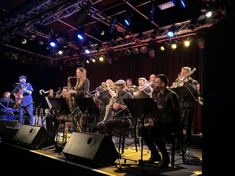 Bei der Zugabe brillierte Isabella Lingg, die einzige Frau im Jazzorchester Vorarlberg, mit einem Solo (alle Fotos © Peter Füßl)
