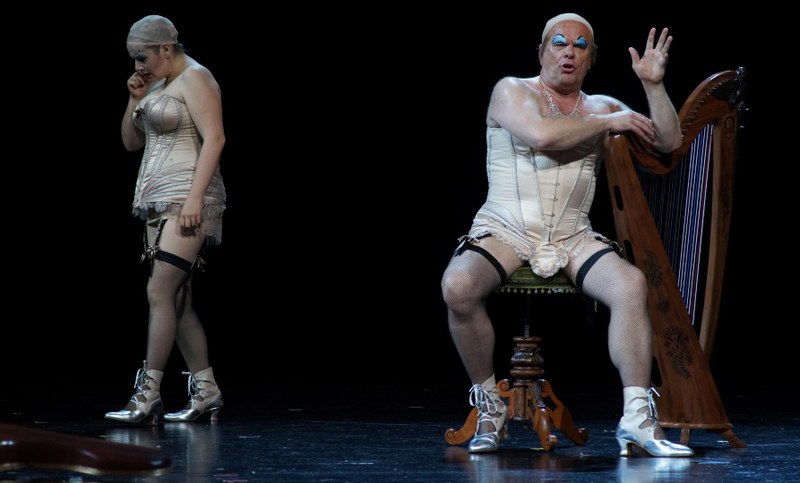 Dem Diktat von Stellas Outfit in Korsage, Netzstrümpfen und High Heels haben sich später nicht nur die Chordamen, sondern auch der Baritonsolist Michael Volle zu unterwerfen.