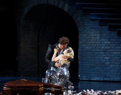 Im Venedig-Akt trifft Hoffmann auch auf die Kurtisane Giulietta (Mandy Fredrich), die sich aber mehr ihren Liebhabern zuwendet – eine weitere Enttäuschung für Hoffmann.