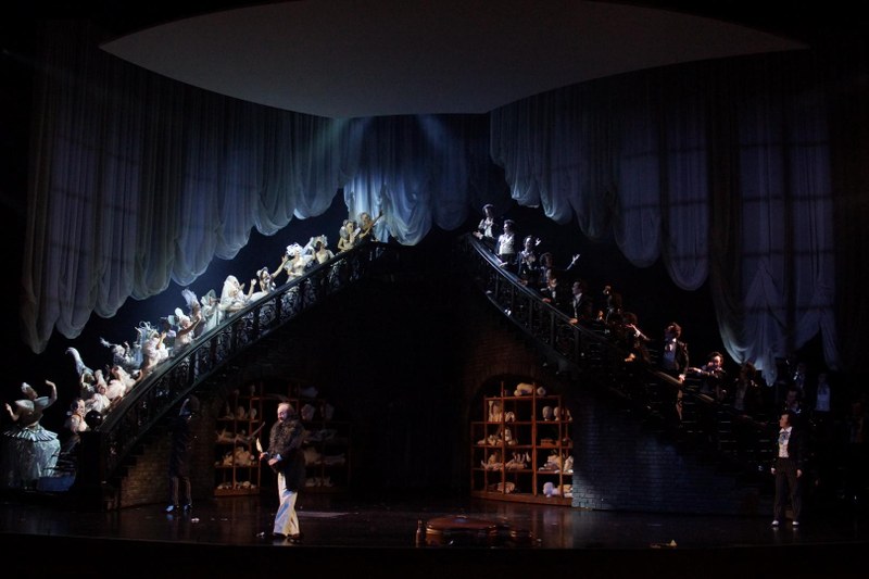 Das Bühnenbild von Christof Hetzer mit den beiden monumentalen verschiebbaren Treppen lässt viele Einsatz- und Gestaltungsmöglichkeiten zu, auch für den hervorragenden Prager Philharmonischen Chor (Fotos Bregenzer Festspiele/Markus Forster)