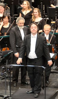 Der Dirigent Stefan Blunier formte die Musik plastisch und mit einer besonderen Vorliebe für exklusive Klanggebungen