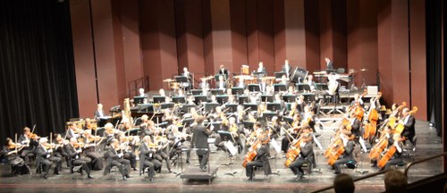 In großer Besetzung stellten die Stuttgarter Philharmoniker engagierte Werkdeutungen in den Raum