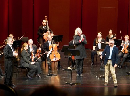 Jürgen Bruns und der Komponist Peter Friibbins sowie der Trompeter Sören Linke freuten sich über den herzlichen Applaus nach der Aufführung des poesievollen Werkes "Soliloquies".