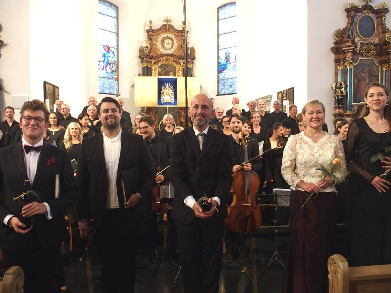 Neben dem hervorragenden Projekt-Chor sowie der Sinfonietta Vorarlberg und dem Dirigenten Benjamin Lack (Bildmitte), rissen die Solisten Eric Price (Tenor), Martin Summer (Bass),  Birgit Plankel (Sopran) und Lea Müller (Alt) zu Jubelstürmen hin. (Fotos: Fritz Jurmann)