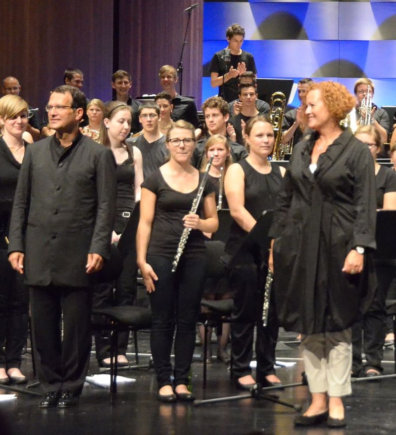 Der musikalische Leiter Martin Kerschbaum und die Moderatorin Bettina Waldner-Barnay freuten sich mit den OrchestermusikerInnen über den begeisterten Applaus.