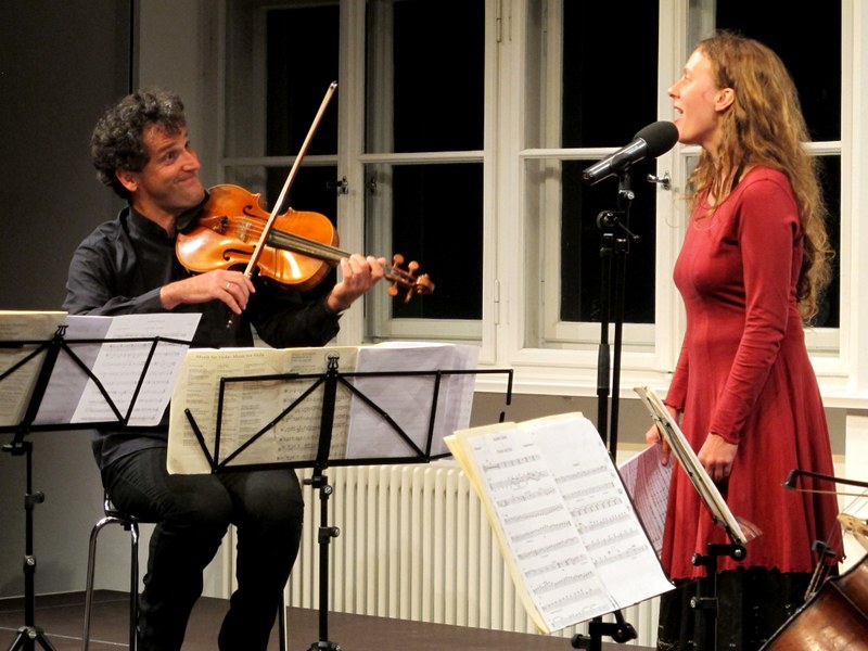 „Pforte“-Macher und Bratschist Klaus Christa im musikalischen Dialog mit Meipariani.