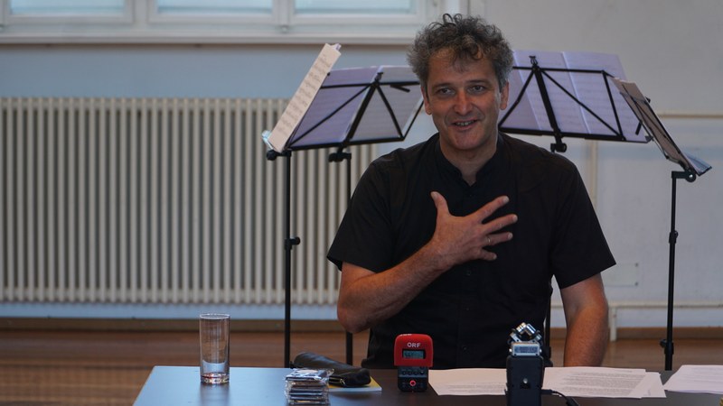 Klaus Christa präsentierte im Feldkircher Pförtnerhaus das reichhaltige Pforte-Programm 2022. "Spiele auf dem Weg" lautet das Motto, das viele spielerische Zugänge offenlegt.