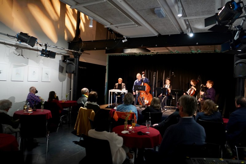 Hubert Dragaschnig sowie der Komponist und Kontrabassist Herwig Hammerl stellten im Theater Kosmos die Novelle „Der Traum eines lächerlichen Mannes“ von Fjodor M. Dostojewski in den Mittelpunkt. Zusammen mit Monica Tarscay an der Violine, Bianca Riesner am Violoncello sowie Andreas Broger mit Flöte und Klarinette entwickelten sie eine eindrückliche Konzertlesung.