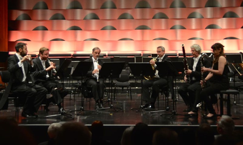 Sechs Orchestermusiker musizierten im Kammerensemble und formten Janaceks Suite "Mladi" mitteilsam aus.