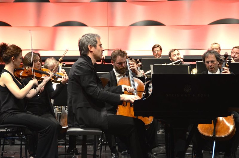 Im Rahmen des letzten Bregenzer Meisterkonzertes dieser Saison interpretierten der Pianist Piotr Anderszewski und das "Chamber Orchestra of Europe" gleich zwei Klavierkonzerte, die Nummer 25 von W. A. Mozart und das Erste von Beethoven.