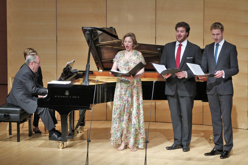 Sylvia Schwartz, Mauro Peter und Benjamin Appl, am Klavier begleitet von Helmut Deutsch, eröffneten die Schubertiade Schwarzenberg. Stimmlich und im Ausdruck passten die Sopranistin, der Tenor und der Bariton hervorragend zusammen. (Foto: Schubertiade)