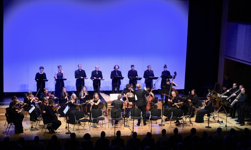 Das Concerto Stella Matutina unter der Leitung von Alfredo Bernardini boten gemeinsam mit Elisabeth Wimmer, Veronika Vetter (Sopran), Franz Vitzthum,  Lisa Weiss (Alt), Michael Feyfar und Markus Schäfer (Tenor) sowie Matthias Helm und Dominik Wörner (Bass) beim vierten Abokonzert in der bis auf den letzten Platz gefüllten Kulturbühne AmBach eine geistreiche und erbauende Unterhaltung.