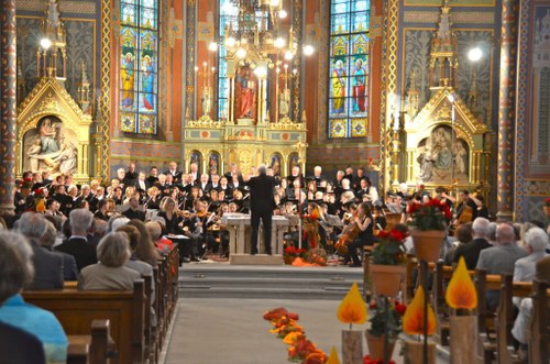 Mit wirkungsvoller Musik füllten der Vorarlberger Madrigalchor, der Kirchenchor Schruns, der Basilikachor Weingarten und das Collegium Instrumentale Dornbirn unter der Leitung von Guntram Simma den Kirchenraum in der Hatlerdorfer Pfarrkirche.
