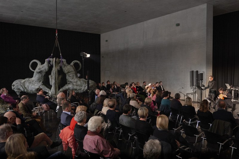 Den Informationsabend bereicherten der Countertenor Hagen Matzeit, der in der Oper die Rolle des Poliphilo singen wird, und der Lautenist Johannes Ötzbrugger mit Rezitativen und Arien von Purcell und Händel.