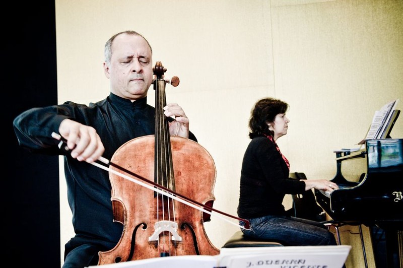 Antonio Meneses und Cristina Ortiz fanden erst in den Werken von Heitor Villa-Lobos zu aussagekräftigen musikalischen Dialogen (Foto: Feldkirch Festival)