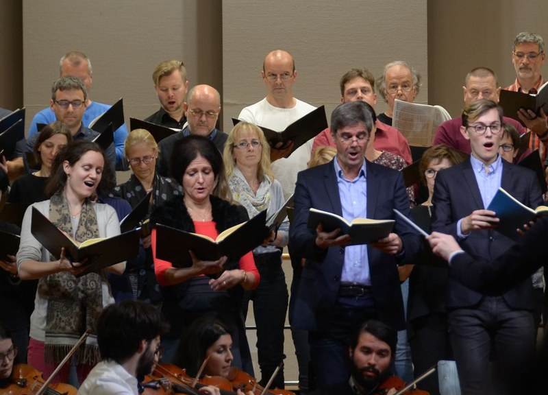 Simone Vierlinger (Sopran), Dora Doceva-Kutschi (Alt), Walter Ess (Tenor) und Äneas Humm (Bass) füllten ihre Parts individuell und in einem guten Einverständnis mit dem Chor aus.