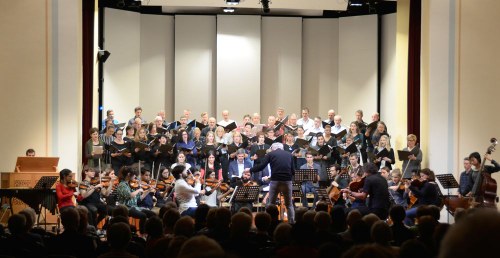 Das "pforte-Kammerorchester", das Ensemble "pforte-Vocal" sowie der Kammerchor "Vocale Neuburg" ermöglichten durch ihr enthusiastisches Zusammenwirken ein in sich stimmiges und eindrückliches Konzerterlebnis.