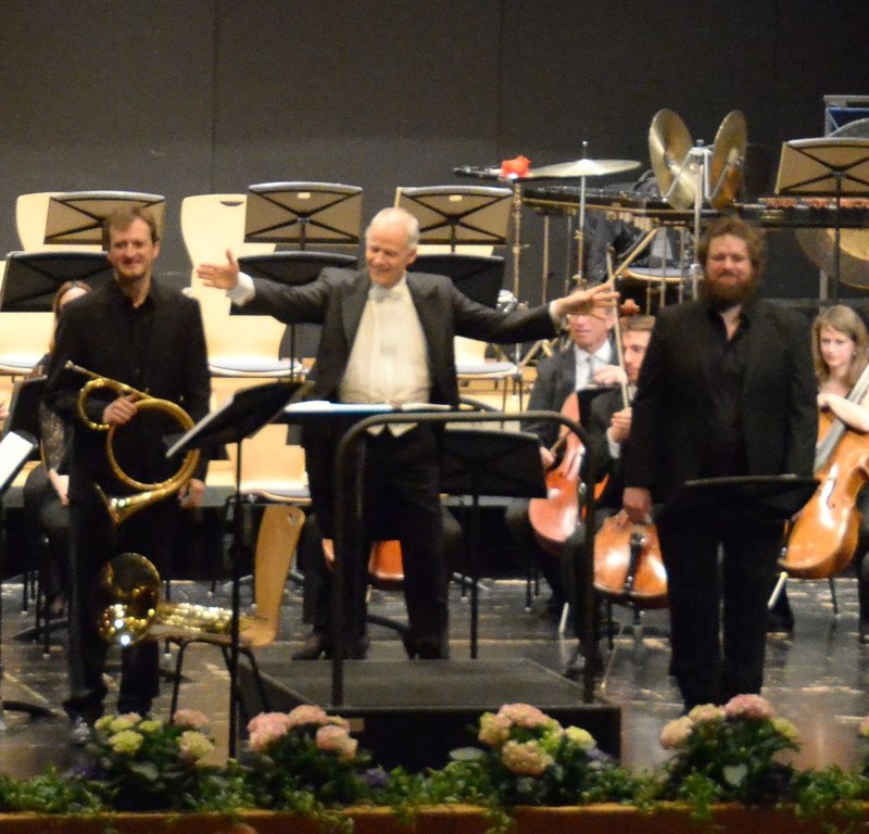 Der Hornist Johannes Hinterholzer und der Tenor Allan Clayton präsentierten mit dem Symphonieorchester Vorarlberg unter der Leitung von Ola Rudner eine herausragende Deutung der Serenade op. 31 von Benjamin Britten und fanden damit begeisterte Zustimmung.