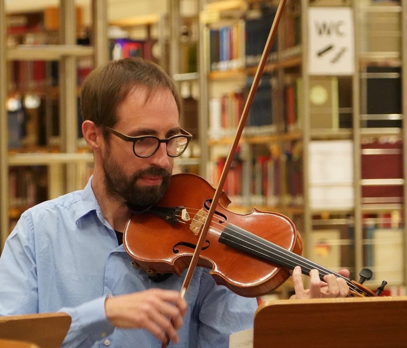 Andreas Semlitsch präsentierte seine Musik enthusiastisch und gab persönliche Einblicke in die kompositorische Ideenfindung.
