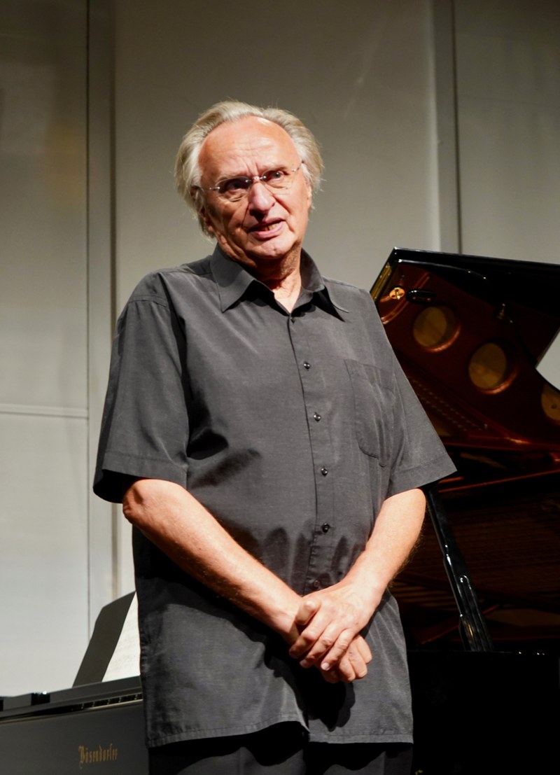 Über die dargebotenen Werke hatte der Pianist auch Interessantes zu erzählen.
