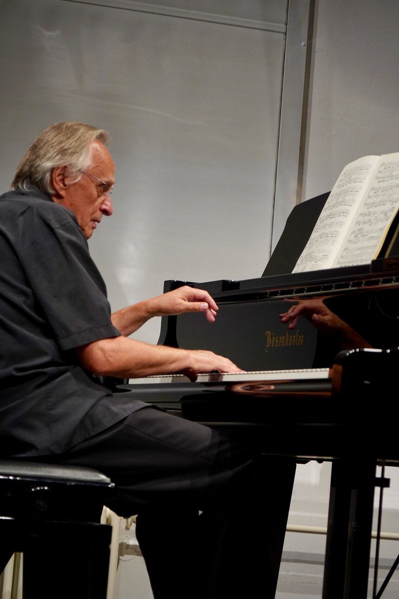 Ferenc Bognár spielte mit großer Aussagekraft und viel Energie ein reines Schumannprogramm und begeisterte mit seinen Werkdeutungen die Zuhörenden.