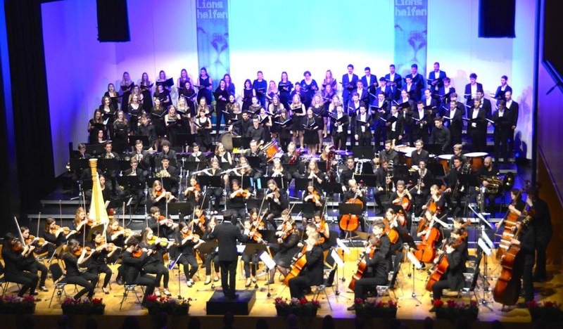 Das Jugendsinfonieorchester Mittleres Rheintal sowie der Landesjugendchor "Voices" mit den musikalischen Leitern Markus Pferscher und Oskar Egle boten in Kooperationen mit dem Lions Club Hohenems zum Jahreswechsel ein eindrückliches Konzerterlebnis, das noch lange in Erinnerung bleiben wird.