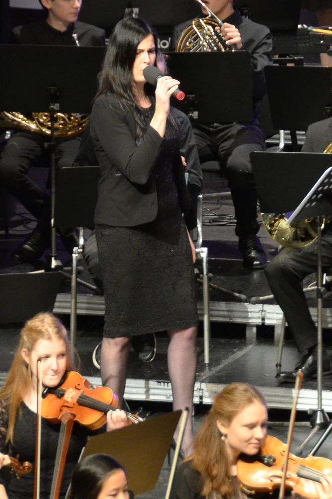 Isabella Pincsek-Huber moderierte, begleitete am Klavier und war als Funksängerin zu bestaunen.