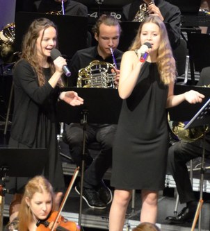Julia Schelling und Julia Kaufmann sangen mit viel Emotion.