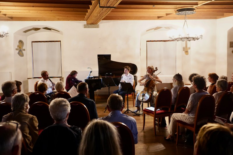 Im Rahmen der Schattenburg Konzerte spielten Martin Schelling (Klarinette), Rudi Spring (Klavier), Paul Moosbrugger (Bassetthorn) und Jessica Kuhn (Violoncello) ein inspirierendes Konzert auf allerhöchstem musikalischem Niveau.