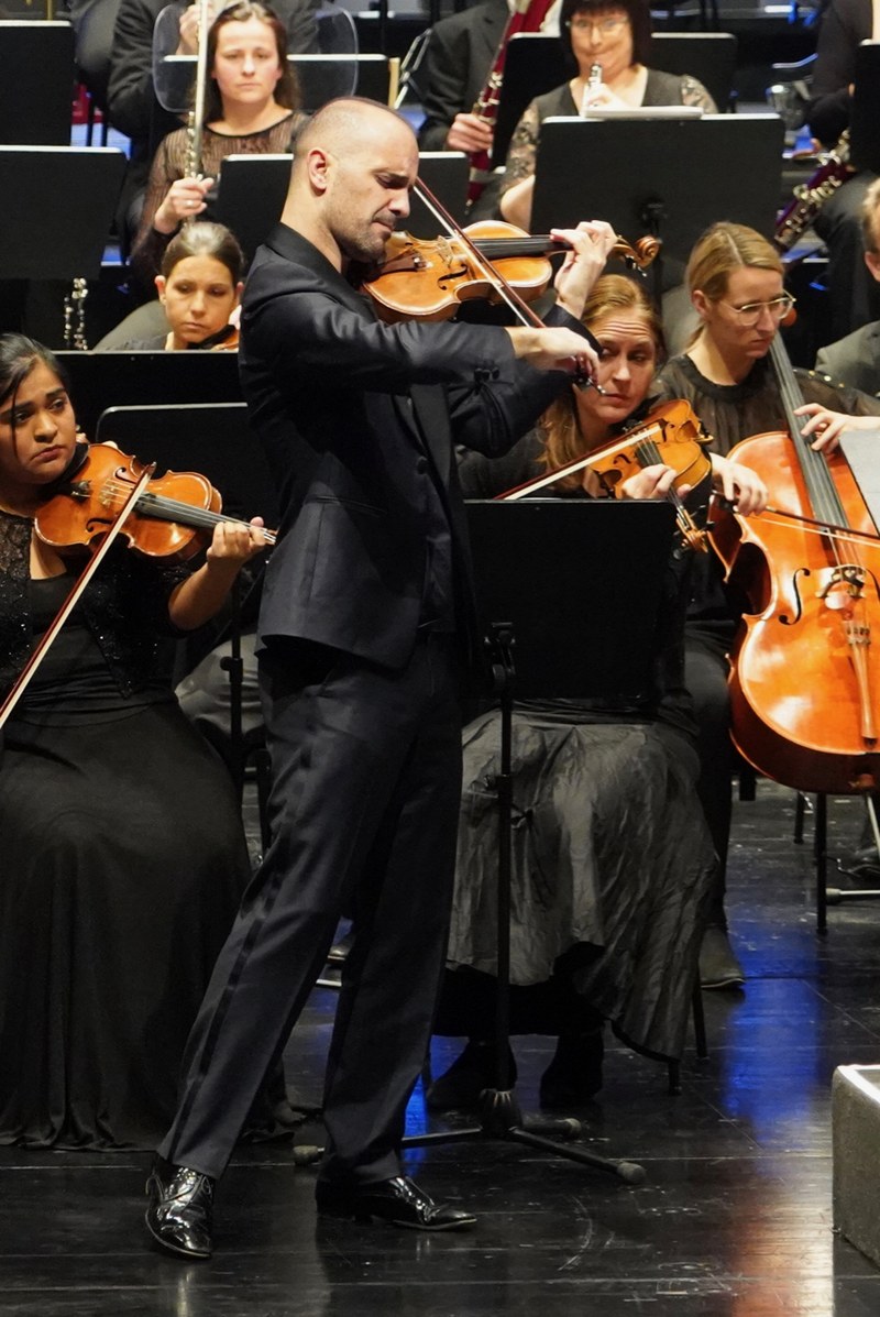 Rudens Turku gestaltete das erste Violinkonzert von Max Bruch mit leidenschaftlichen Kantinen aus.