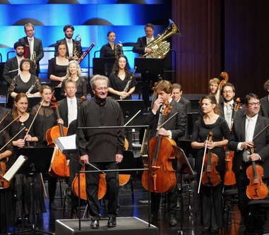 Gérard Korsten, Ehrendirigent des SOV, wurde von den Musikerinnen und Musikern sowie vom Publikum herzlich gefeiert.
