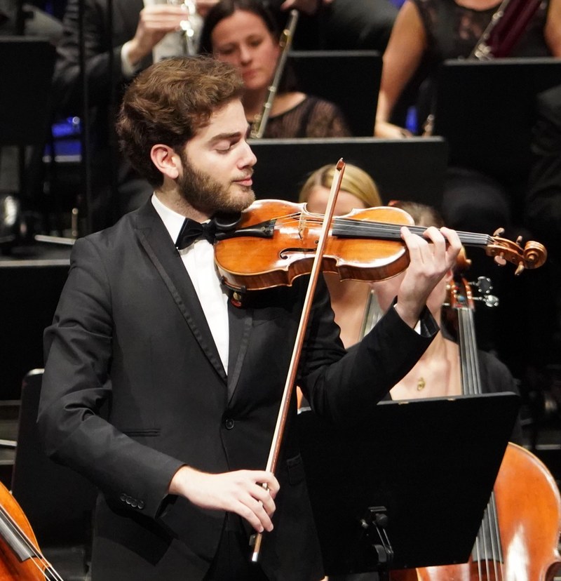Emmanuel Tjeknavorian musizierte Sibelius' Violinkonzert op. 47 im Bregenzer Festspielhaus mit einem verinnerlichten musikalischen Ausdrucksgehalt und wirkte authentisch.