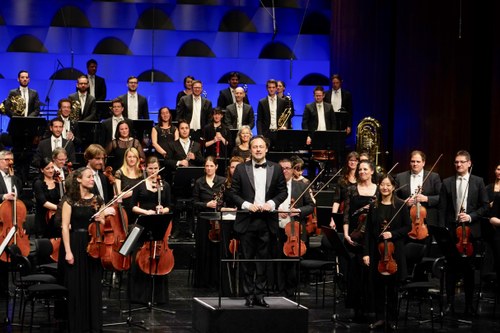 Die Musikerinnen und Musiker des Symphonieorchesters Vorarlberg und Sascha Goetzel wurden nach dem fünften Abonnementkonzert stürmisch gefeiert.