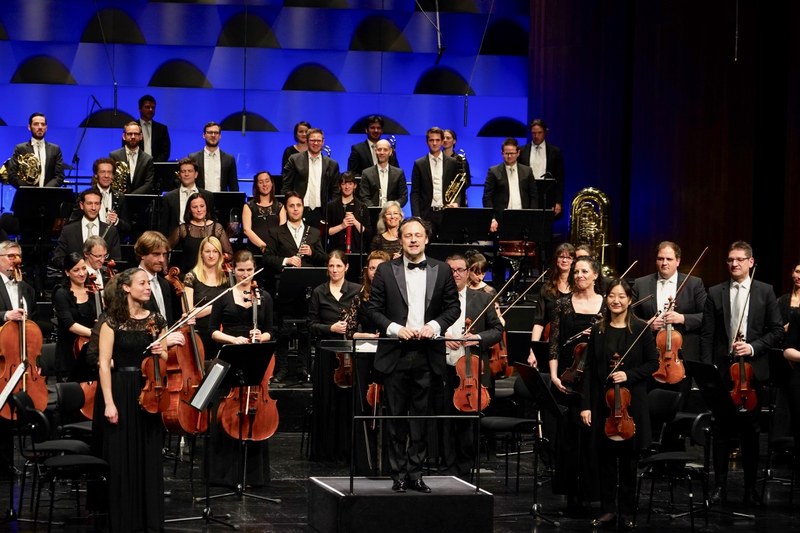 Die Musikerinnen und Musiker des Symphonieorchesters Vorarlberg und Sascha Goetzel wurden nach dem fünften Abonnementkonzert stürmisch gefeiert.