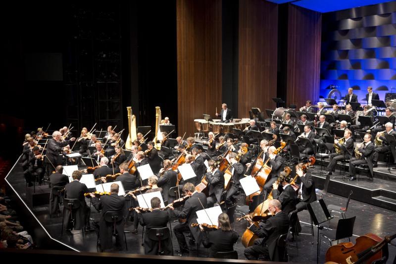 Groß besetzt musizierten die Wiener Symphoniker unter der Leitung von Claus Peter Flor auch die vierte Symphonie von Franz Schmidt.