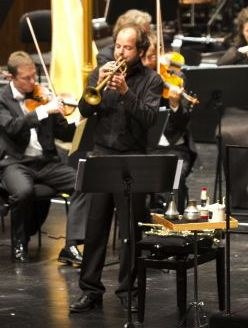 Der belgische Trompeter Jeroen Berwaerts begeisterte beim zweiten Orchesterkonzert der Bregenzer Festspiele mit HK Grubers Konzert "Busking" (Fotos: Bregenzer Festspiele)