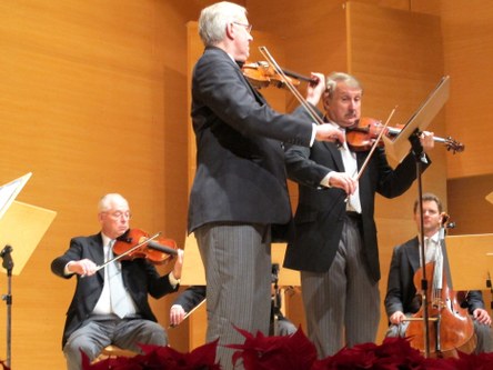 Das Programm wurde aufgelockert durch solistische Darbietungen, hier mit Konzertmeister Milan Setena und Geiger Arkadij Winokurof.