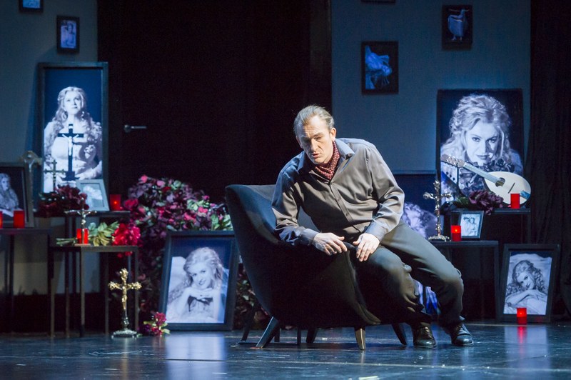 Als „Kirche der Gewesenen“ bezeichnet Paul (Wolfgang Schwaninger) den Raum, der dem Andenken seiner geliebten verstorbenen Frau Marie geweiht ist (Fotos Tiroler Landestheater Innsbruck).