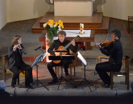 Das Trio mit Claudia Christa (Flöte), Alexander Swete (Gitarre) und Klaus Christa (Viola) harmoniert gut miteinander. Gleich zwei neue Werke für diese Besetzung wurden in St. Arbogast präsentiert.