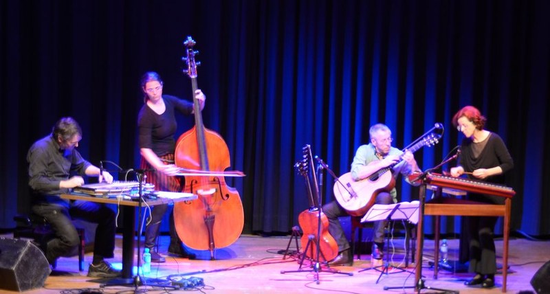 „Quadrat:sch" – das sind Christof Dienz, Alexandra Dienz, Gunter Schneider und Barbara Romen. Sie machen „Stubenmusic" auf ihre Weise.