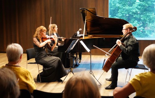 Ansprechende Werke, unter anderem von Johanna Doderer, musizierten Jacqueline Roscheck (Violine), Erik Umenhoffer (Violincello) und Ines Schüttengruber (Klavier).