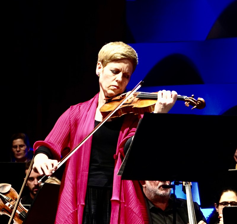 Isabelle Faust und das „Orchestre des Champs-Élysées“  unter der Leitung von Phillipe Herreweghe musizierten in der Werkstattbühne des Bregenzer Festspielhauses mit viel Bedacht auf historische Stiltreue das Violinkonzert op. 53 von Antonin Dvorak und Brahms "Tragische Ouvertüre".